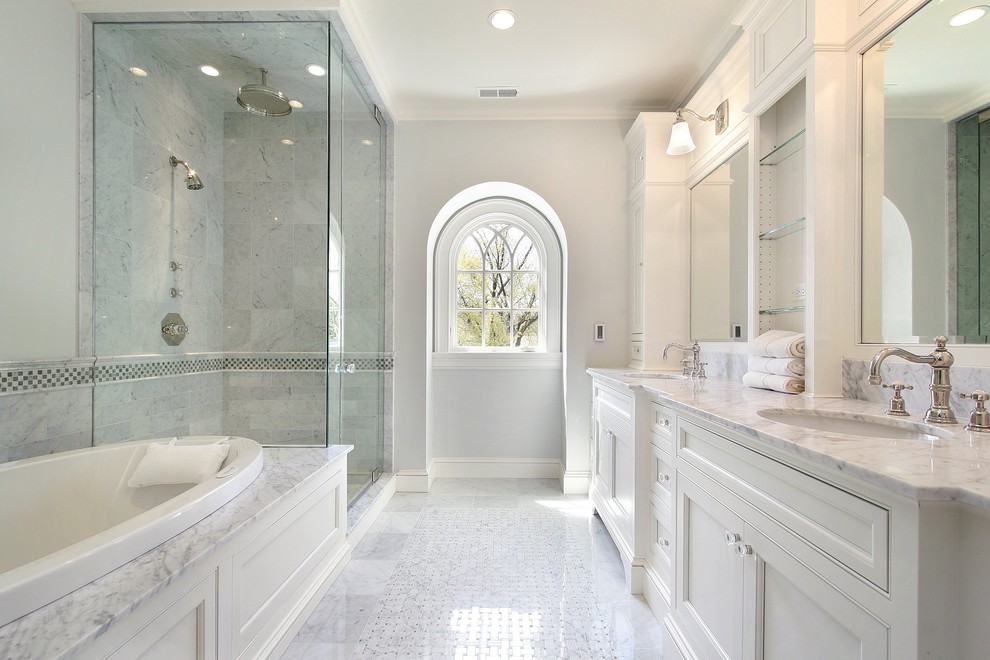 Foto på ett stort funkis en-suite badrum, med vita skåp, vit kakel, vita väggar, marmorgolv, marmorbänkskiva, flerfärgat golv, dusch med skjutdörr och en dusch/badkar-kombination