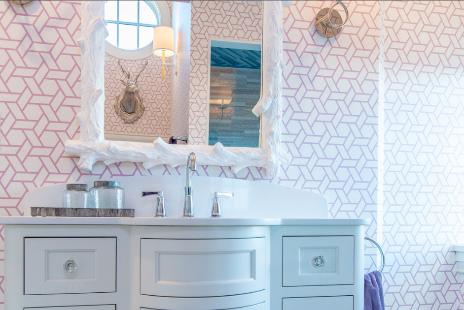 Exempel på ett mellanstort klassiskt badrum med dusch, med luckor med profilerade fronter, vita skåp, en dusch i en alkov, vit kakel, marmorkakel, flerfärgade väggar, ett undermonterad handfat, bänkskiva i kvarts och dusch med gångjärnsdörr