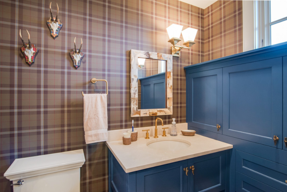 Esempio di una stanza da bagno chic di medie dimensioni con ante in stile shaker, ante blu, pareti multicolore, lavabo sottopiano e top in pietra calcarea