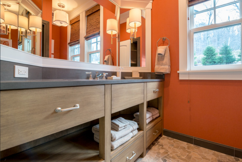 Mittelgroßes Klassisches Duschbad mit offenen Schränken, hellen Holzschränken, oranger Wandfarbe, Travertin, Unterbauwaschbecken und braunem Boden in Boston