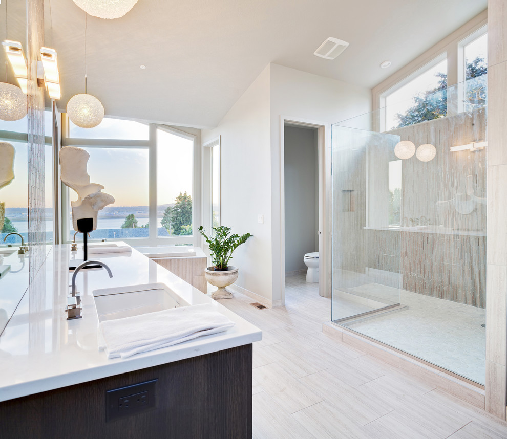 Exempel på ett stort klassiskt en-suite badrum, med skåp i mörkt trä, en jacuzzi, en dusch i en alkov, beige kakel, stickkakel, vita väggar, klinkergolv i porslin, ett undermonterad handfat och bänkskiva i akrylsten