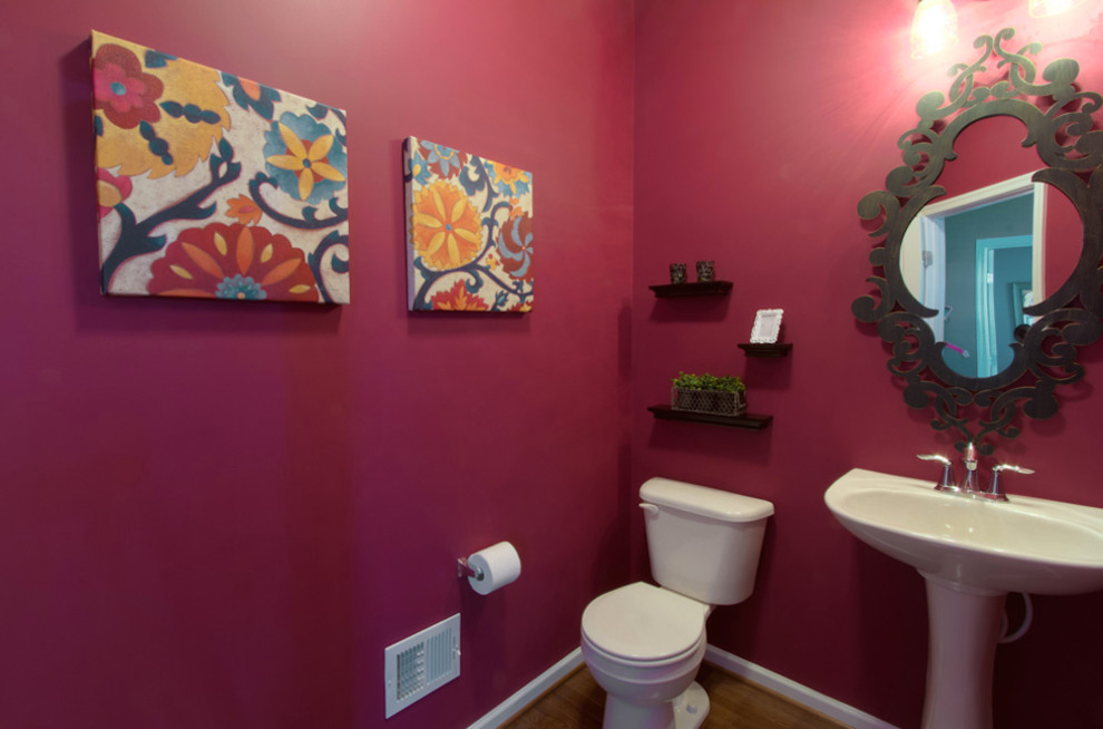 Duschbad mit Aufsatzwaschbecken, Toilette mit Aufsatzspülkasten, roter Wandfarbe und braunem Holzboden in Baltimore