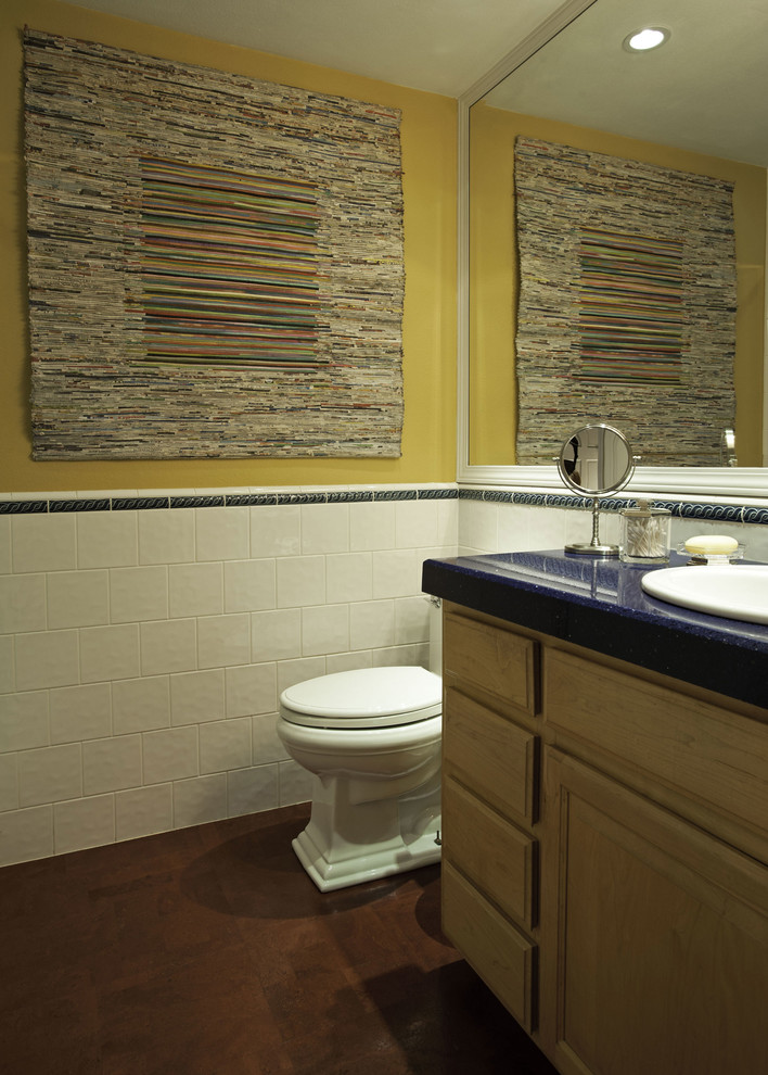 На фото: маленькая ванная комната в стиле неоклассика (современная классика) с накладной раковиной, фасадами с выступающей филенкой, фасадами цвета дерева среднего тона, столешницей из искусственного кварца, раздельным унитазом, белой плиткой, керамической плиткой, желтыми стенами, пробковым полом и душевой кабиной для на участке и в саду