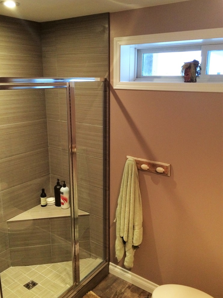 Eklektisk inredning av ett mellanstort badrum med dusch, med en dusch i en alkov, beige väggar, vita skåp, en toalettstol med separat cisternkåpa, beige kakel, porslinskakel och klinkergolv i porslin