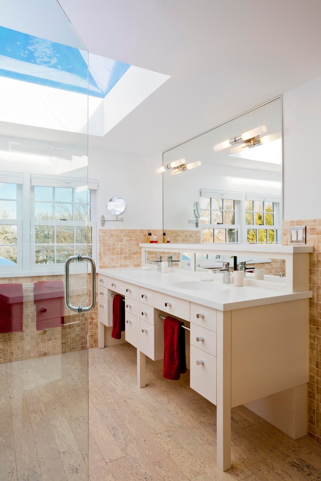 Exempel på ett mellanstort modernt en-suite badrum, med möbel-liknande, beige skåp, en hörndusch, beige kakel, keramikplattor, vita väggar, korkgolv, ett integrerad handfat, bänkskiva i betong, beiget golv och dusch med gångjärnsdörr