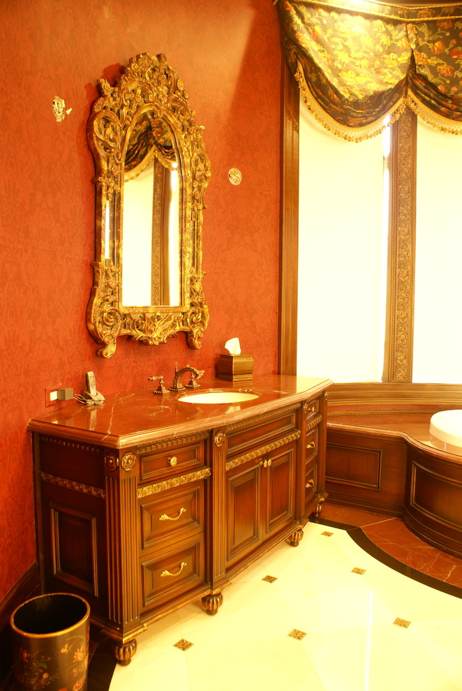 Стильный дизайн: огромная главная ванная комната в викторианском стиле с фасадами с выступающей филенкой, фасадами цвета дерева среднего тона, ванной в нише, душем в нише, оранжевыми стенами, полом из линолеума, врезной раковиной, столешницей из дерева, разноцветным полом, душем с распашными дверями и коричневой столешницей - последний тренд