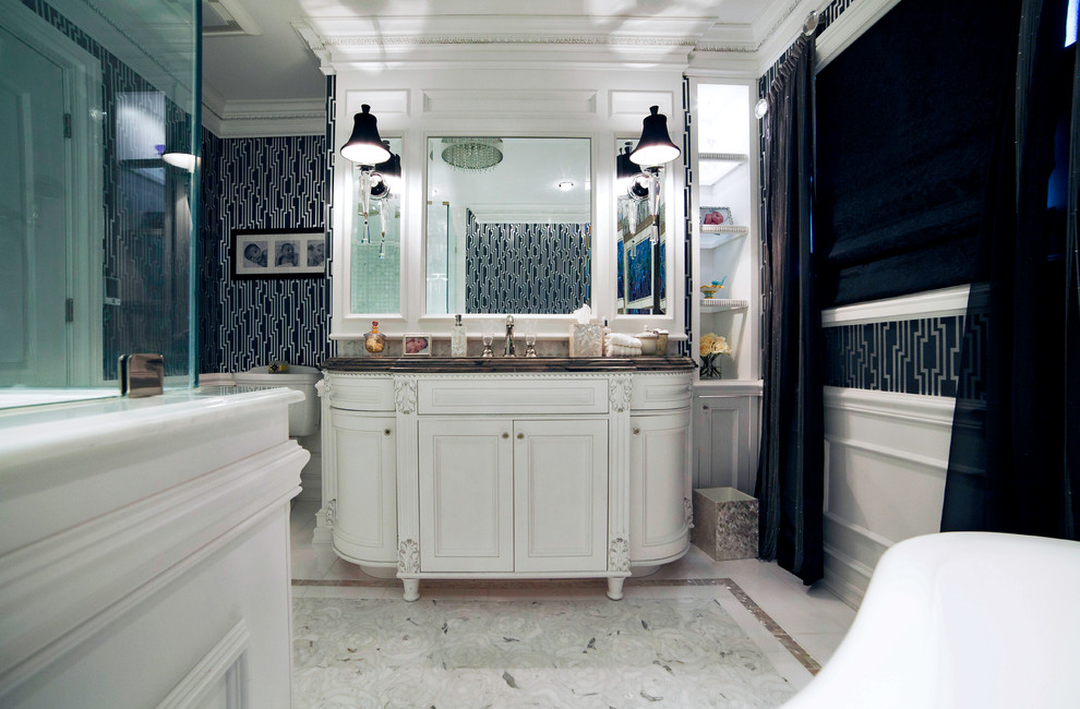 Idéer för ett mellanstort modernt grå en-suite badrum, med luckor med upphöjd panel, skåp i ljust trä, granitbänkskiva, blå väggar, linoleumgolv, ett undermonterad handfat och flerfärgat golv