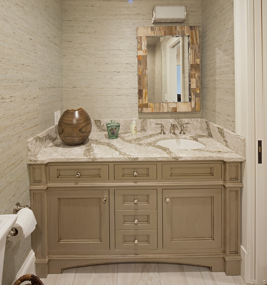 Пример оригинального дизайна: главная ванная комната среднего размера в современном стиле с фасадами с выступающей филенкой, серыми фасадами, серыми стенами, мраморной столешницей, полом из керамогранита, врезной раковиной, серым полом и разноцветной столешницей