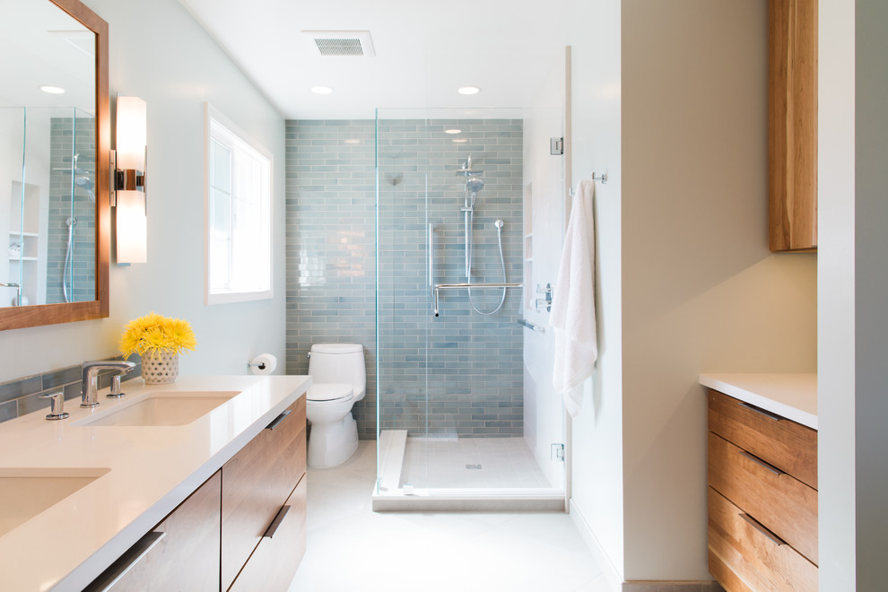 Réalisation d'une salle de bain principale minimaliste en bois clair avec un placard à porte plane, une douche d'angle, un carrelage bleu, des carreaux de céramique, un mur blanc, un lavabo encastré et un plan de toilette en quartz modifié.