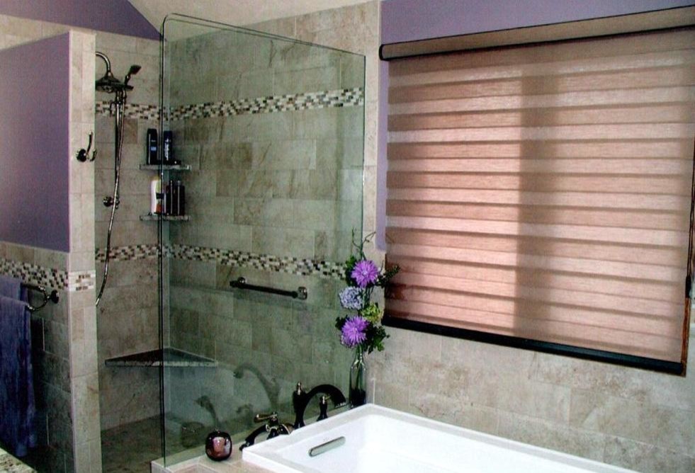 Klassisk inredning av ett badrum med dusch, med ett platsbyggt badkar, en dusch i en alkov, grå kakel, mosaik, lila väggar och med dusch som är öppen