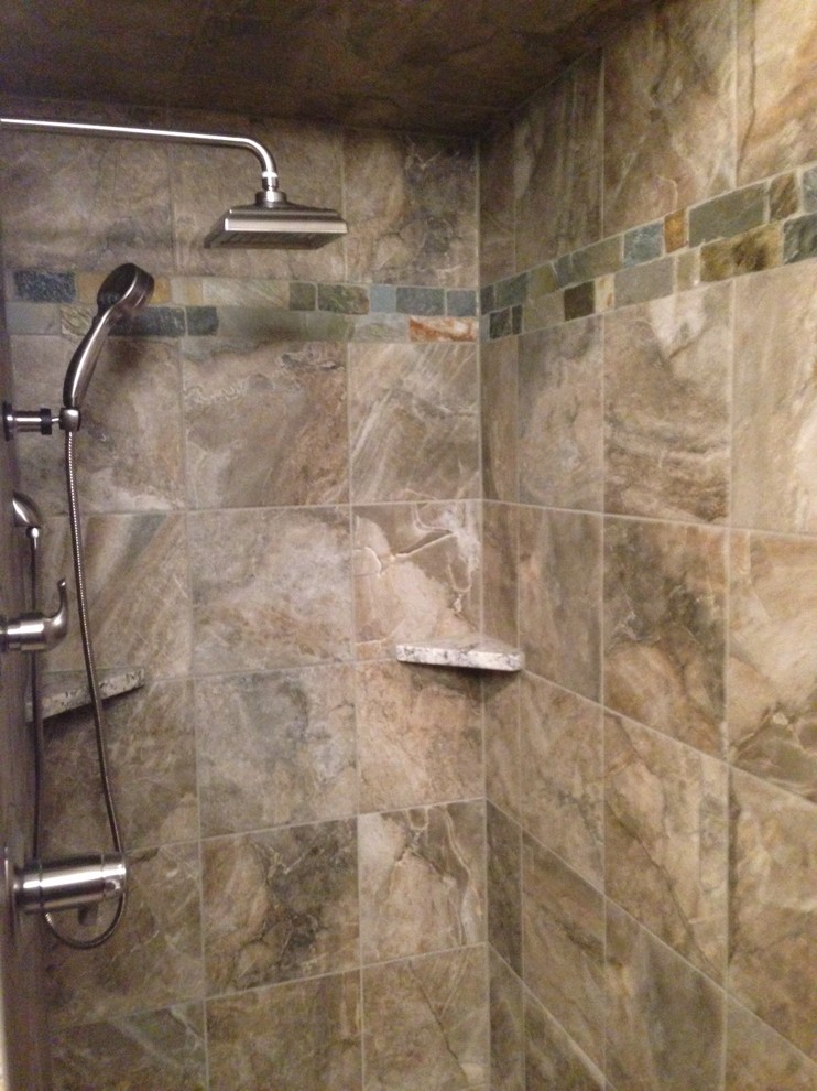 Inredning av ett klassiskt mellanstort en-suite badrum, med en dusch i en alkov, beige kakel, porslinskakel, en toalettstol med separat cisternkåpa, beige väggar, klinkergolv i porslin och beiget golv