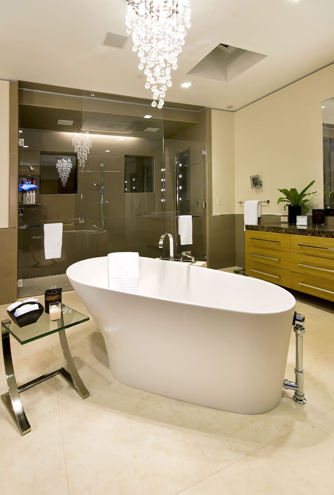 Свежая идея для дизайна: ванная комната в современном стиле с столешницей из гранита - отличное фото интерьера