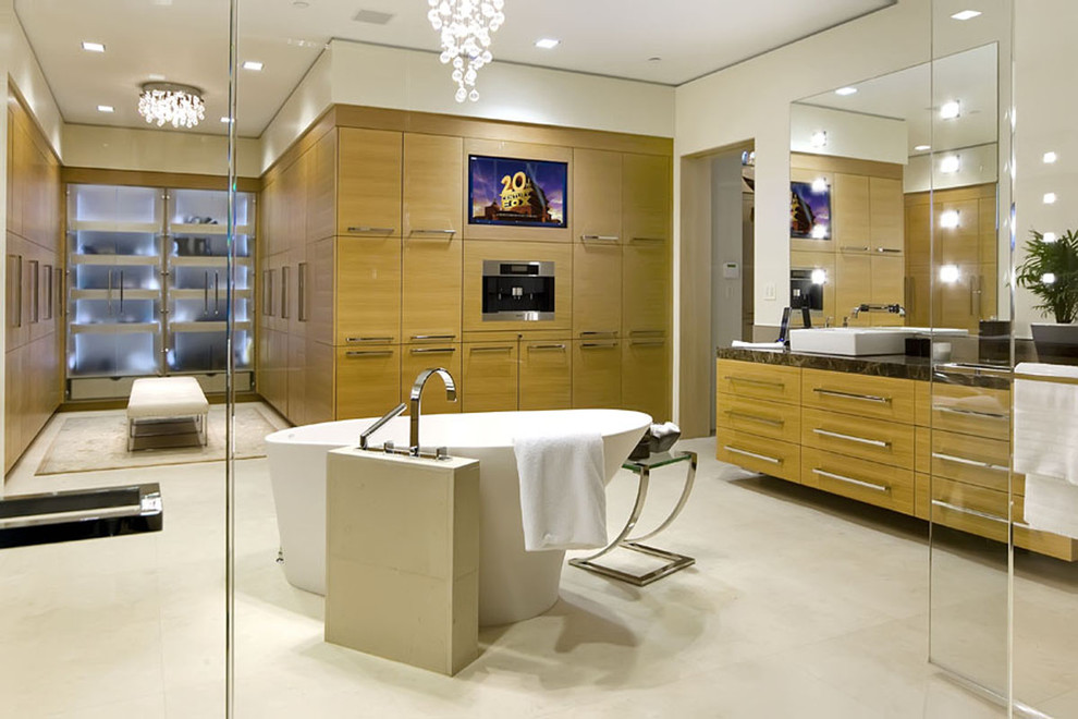Modern inredning av ett badrum, med ett fristående badkar och ett fristående handfat