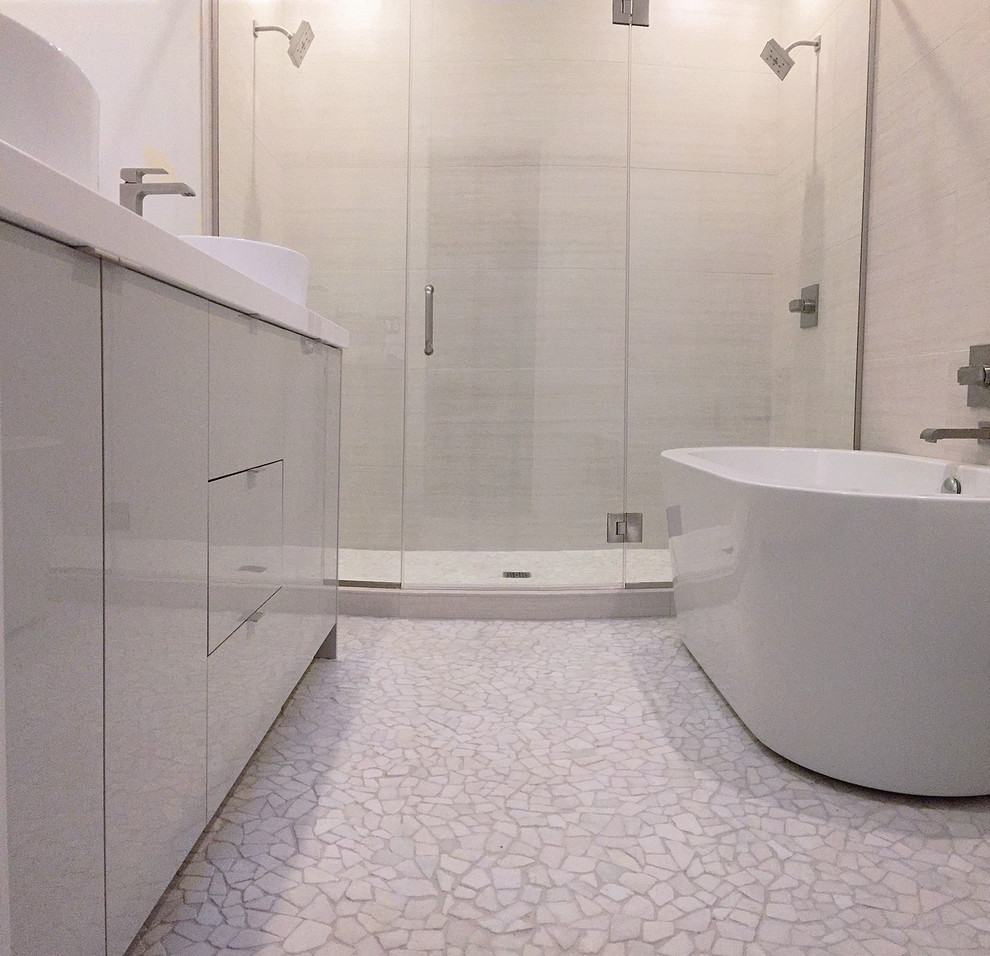 Inredning av ett modernt mellanstort badrum med dusch, med släta luckor, vita skåp, ett fristående badkar, en dusch i en alkov, beige väggar, klinkergolv i småsten, ett undermonterad handfat, bänkskiva i kvartsit, vitt golv och dusch med gångjärnsdörr