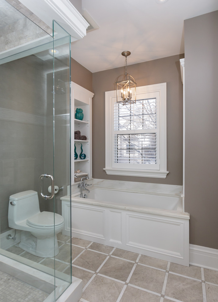Idee per una grande stanza da bagno minimal con vasca ad alcova, doccia ad angolo, WC monopezzo, pareti grigie e pavimento con piastrelle in ceramica