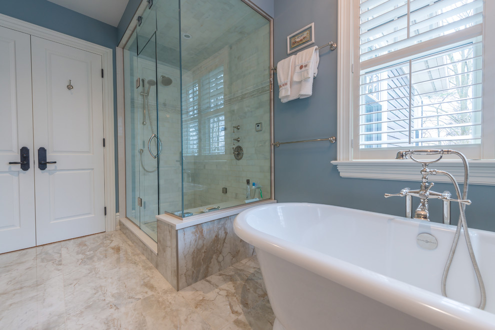 Foto de cuarto de baño principal clásico grande con puertas de armario blancas, bañera exenta, ducha esquinera y ducha con puerta con bisagras
