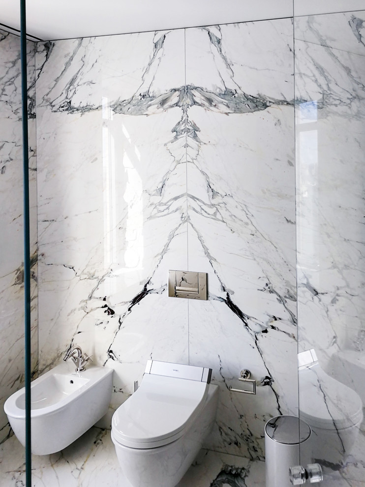 Идея дизайна: большая главная ванная комната в классическом стиле с биде, серой плиткой, плиткой из листового камня, мраморным полом и разноцветным полом