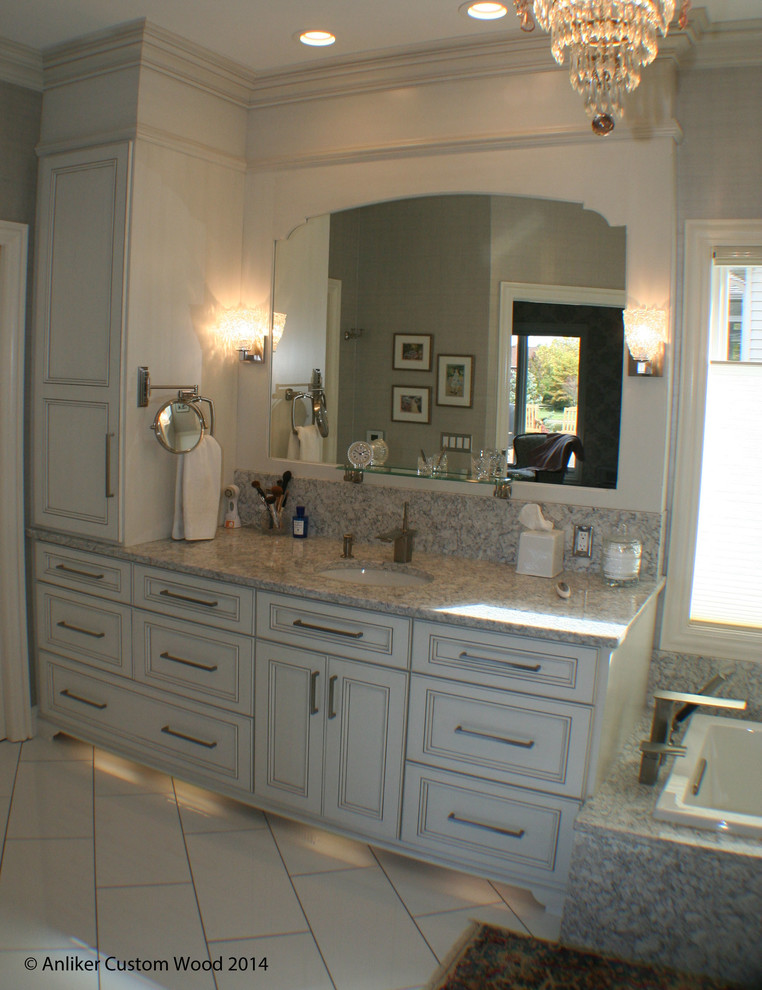 Immagine di una grande stanza da bagno padronale tradizionale con lavabo sottopiano, ante lisce, top in quarzo composito e vasca da incasso