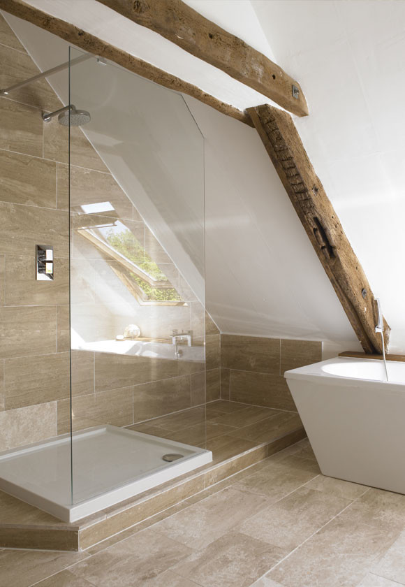 Réalisation d'une petite salle de bain principale design avec une baignoire indépendante, une douche ouverte, WC suspendus, un carrelage beige, un carrelage de pierre, un mur beige, un sol en calcaire, un lavabo suspendu et un plan de toilette en bois.
