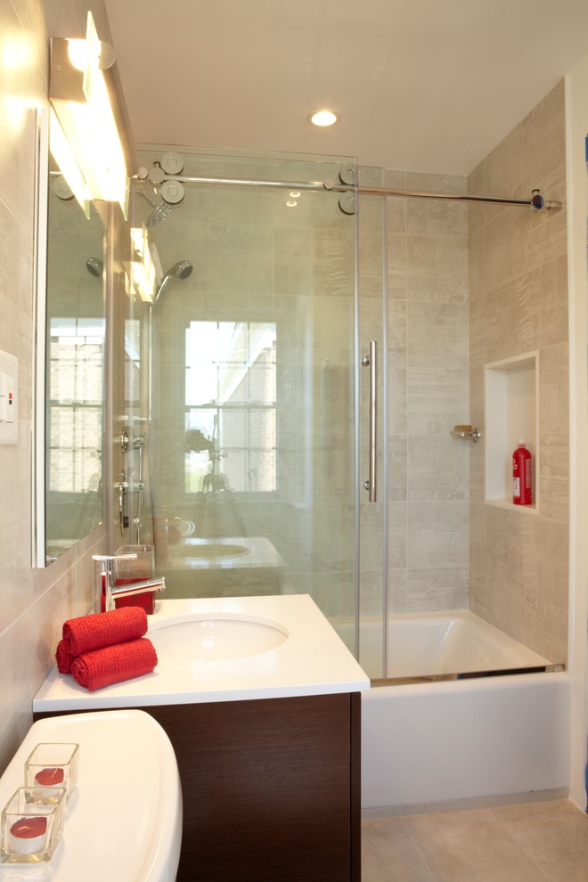 Exempel på ett mellanstort modernt badrum, med ett undermonterad handfat, släta luckor, bruna skåp, bänkskiva i kvarts, ett fristående badkar, en dusch/badkar-kombination, beige kakel, porslinskakel, beige väggar och klinkergolv i porslin