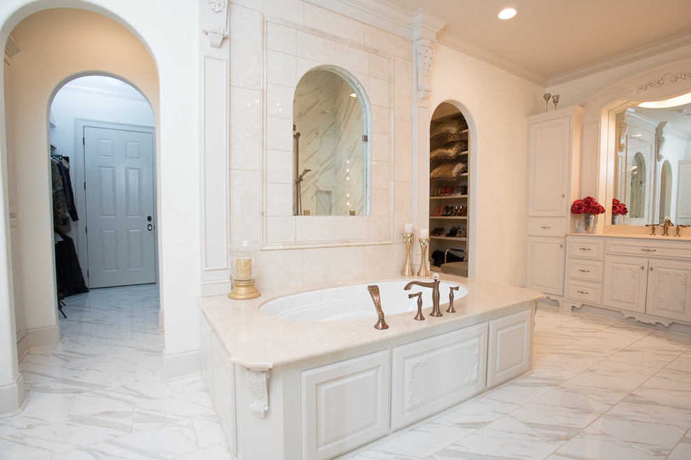Пример оригинального дизайна: огромная главная ванная комната в классическом стиле с белыми фасадами, накладной ванной, белой плиткой, керамической плиткой, полом из керамической плитки, мраморной столешницей, белым полом и душем с распашными дверями