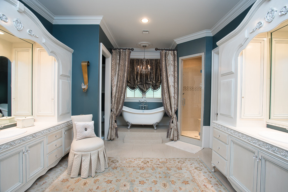 Идея дизайна: главная ванная комната среднего размера в классическом стиле с фасадами с выступающей филенкой, белыми фасадами, ванной на ножках, душевой комнатой, синими стенами, накладной раковиной, бежевым полом и душем с распашными дверями