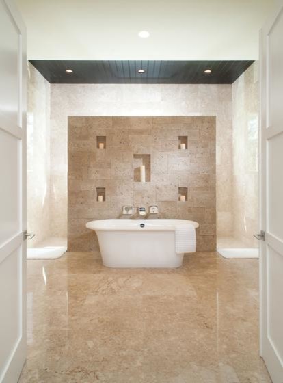 Foto de cuarto de baño principal moderno grande con bañera exenta, ducha abierta, baldosas y/o azulejos beige, paredes blancas, suelo beige y ducha abierta