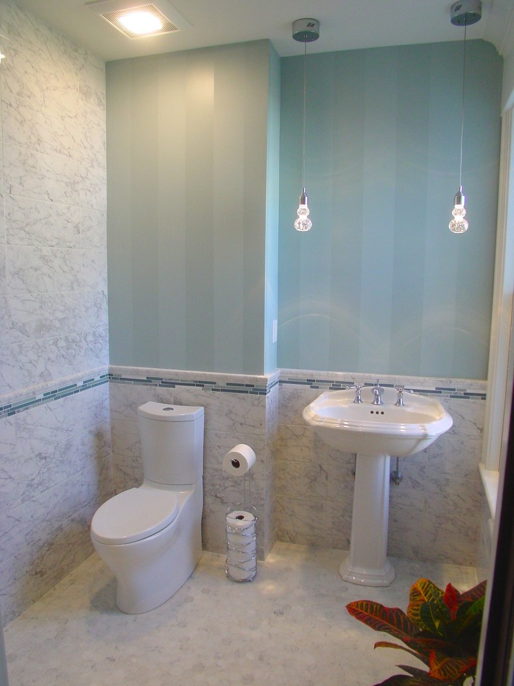 Modelo de cuarto de baño de tamaño medio con baldosas y/o azulejos blancos, azulejos en listel, paredes azules, suelo de mármol, aseo y ducha y lavabo con pedestal