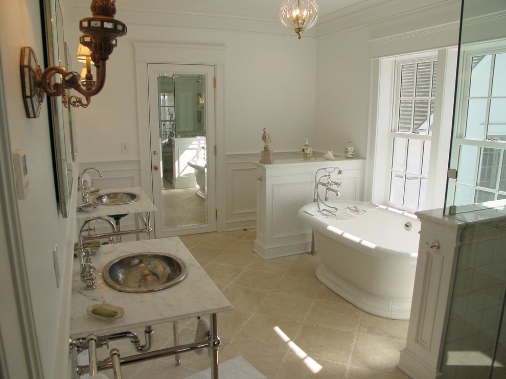 Bild på ett stort vintage en-suite badrum, med ett nedsänkt handfat, marmorbänkskiva, ett fristående badkar, en hörndusch, beige kakel, stenkakel, vita väggar och kalkstensgolv