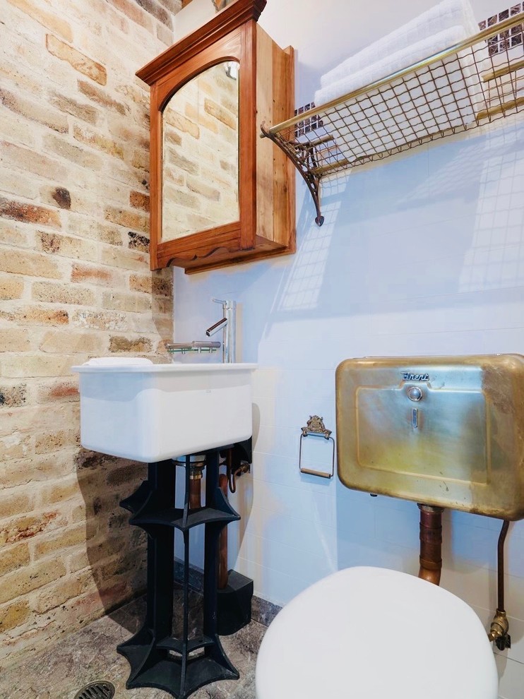 Idee per una stanza da bagno con doccia industriale di medie dimensioni con ante di vetro, ante in legno scuro, WC a due pezzi, piastrelle bianche, piastrelle in gres porcellanato, pareti bianche e lavabo a bacinella