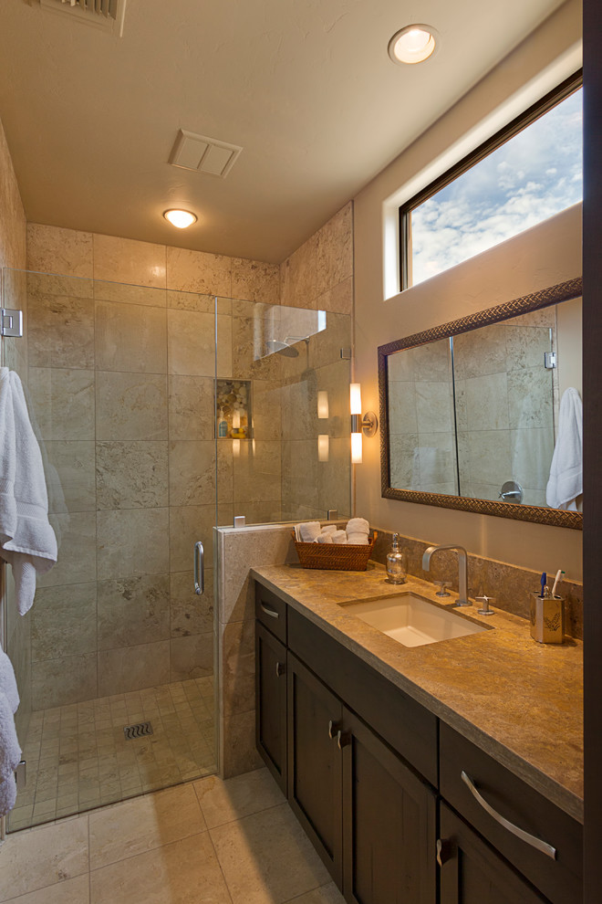 Esempio di una stanza da bagno chic di medie dimensioni con lavabo sottopiano, ante in stile shaker, ante in legno bruno, top in granito, doccia a filo pavimento e piastrelle beige