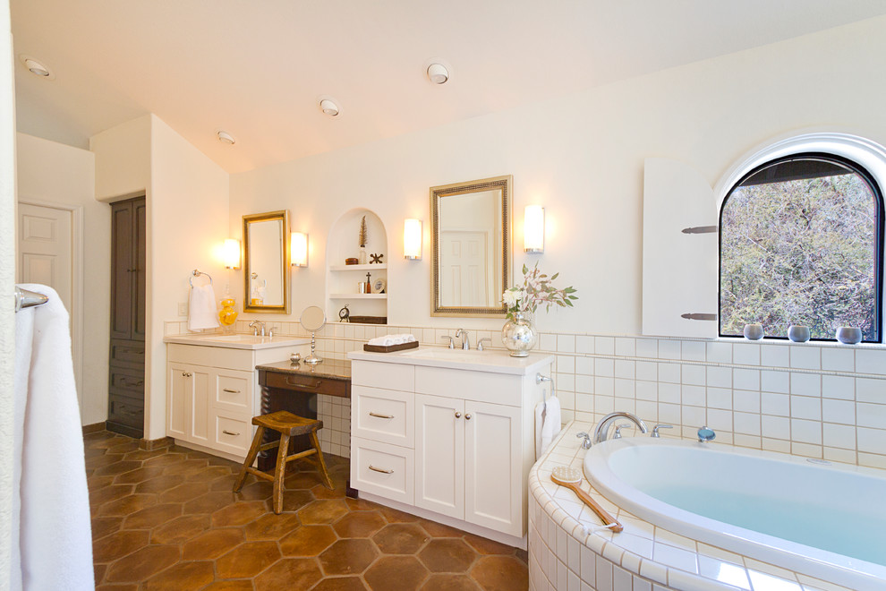 Foto de cuarto de baño tradicional con lavabo bajoencimera, armarios estilo shaker, puertas de armario blancas, baldosas y/o azulejos blancos y bañera encastrada