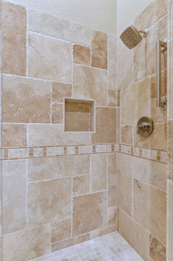 Exemple d'une salle de bain chic en bois brun de taille moyenne avec un placard avec porte à panneau surélevé, un carrelage marron, du carrelage en travertin, un sol en travertin, un plan de toilette en granite, un sol marron, un lavabo encastré et un mur beige.