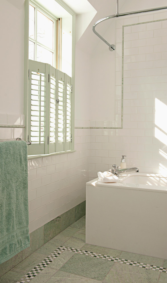Klassisches Badezimmer mit Metrofliesen in Boston
