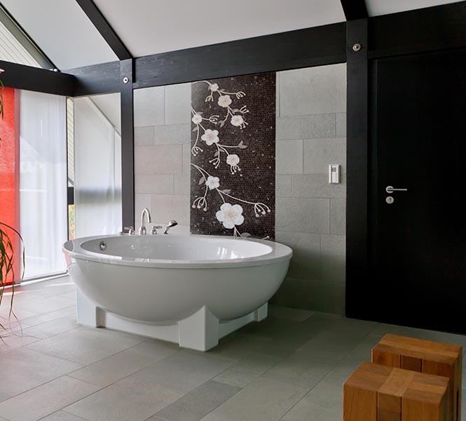 Exemple d'une grande salle de bain principale asiatique avec une baignoire indépendante, un carrelage noir et blanc, un carrelage gris, mosaïque, sol en béton ciré et un sol gris.