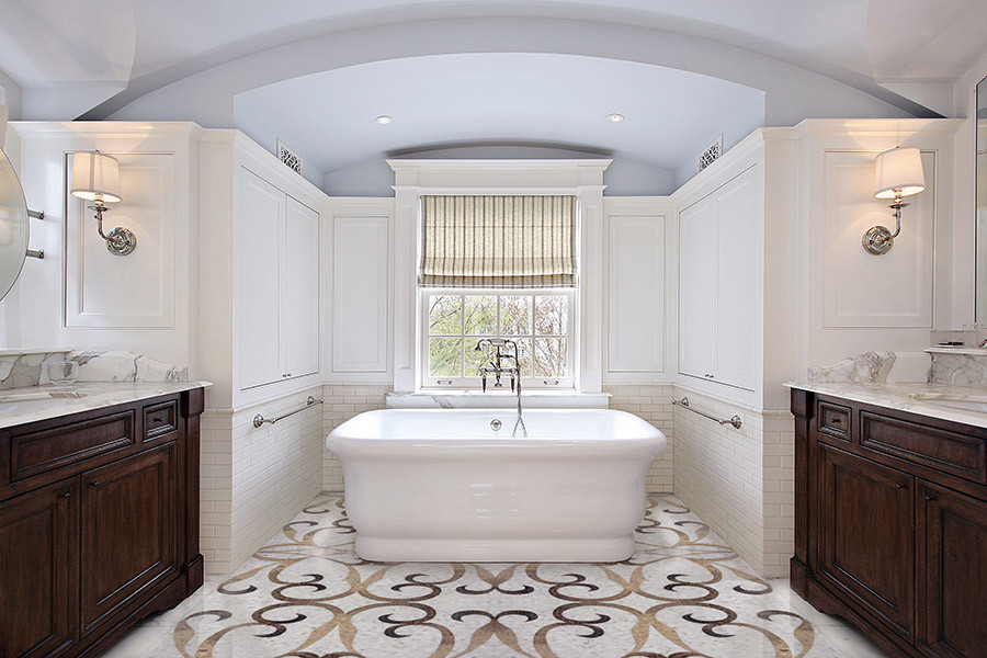 Пример оригинального дизайна: большая главная ванная комната в классическом стиле с фасадами с утопленной филенкой, темными деревянными фасадами, отдельно стоящей ванной, белыми стенами, полом из мозаичной плитки, врезной раковиной, мраморной столешницей и разноцветным полом