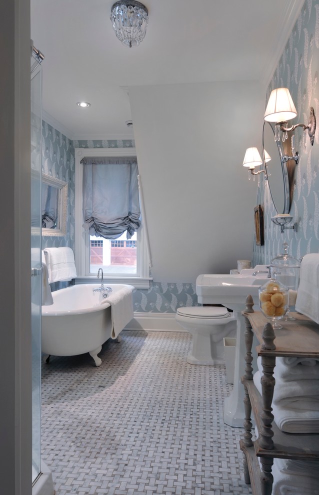 Foto di una piccola stanza da bagno classica con vasca con piedi a zampa di leone, piastrelle grigie, pareti blu e pavimento in marmo
