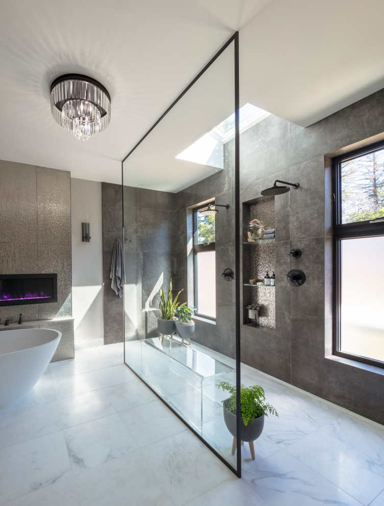 На фото: большая главная ванная комната в стиле модернизм с отдельно стоящей ванной, душем без бортиков, керамогранитной плиткой, мраморным полом и открытым душем
