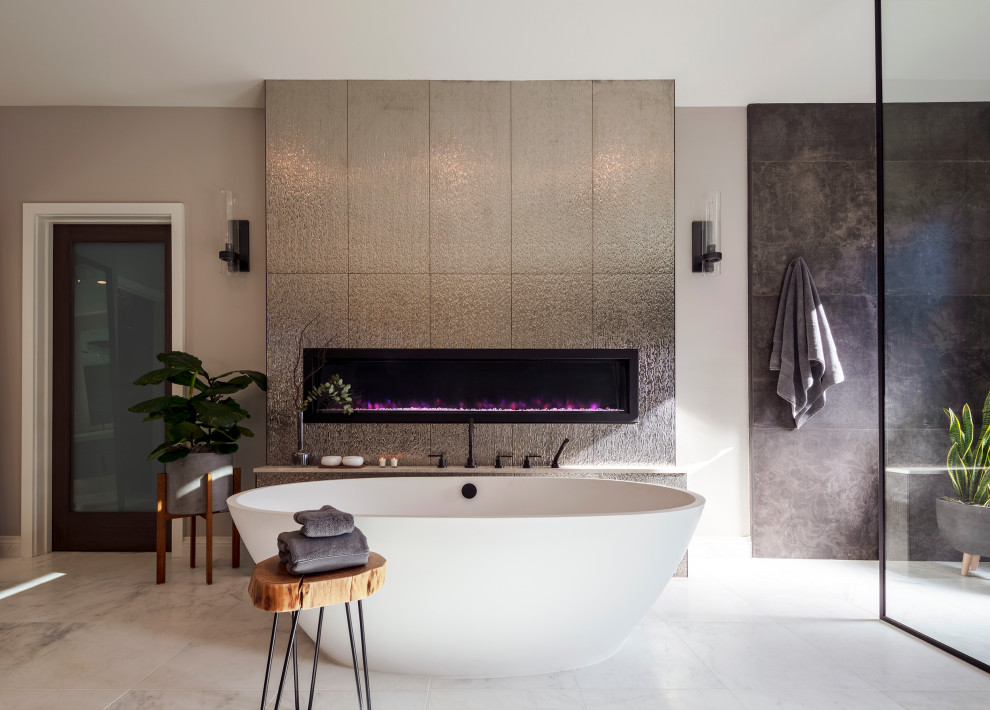 Foto de cuarto de baño principal minimalista grande con bañera exenta, ducha a ras de suelo, baldosas y/o azulejos de porcelana, suelo de mármol y ducha abierta