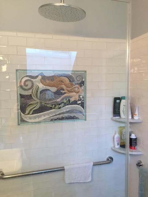 Diseño de cuarto de baño principal marinero grande con ducha empotrada, baldosas y/o azulejos multicolor y baldosas y/o azulejos en mosaico