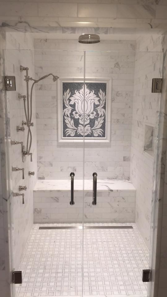Klassisk inredning av ett mycket stort en-suite badrum, med stenkakel, en dusch i en alkov, grå kakel, vit kakel och vita väggar