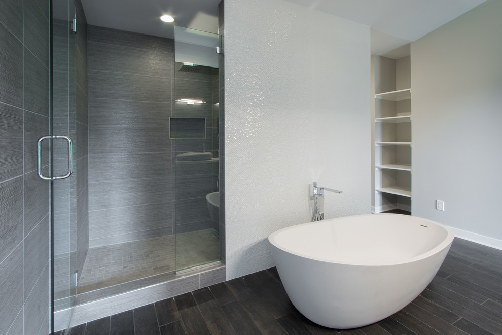 Foto di una stanza da bagno contemporanea con vasca freestanding, piastrelle grigie, piastrelle in ceramica, pareti grigie e pavimento con piastrelle in ceramica