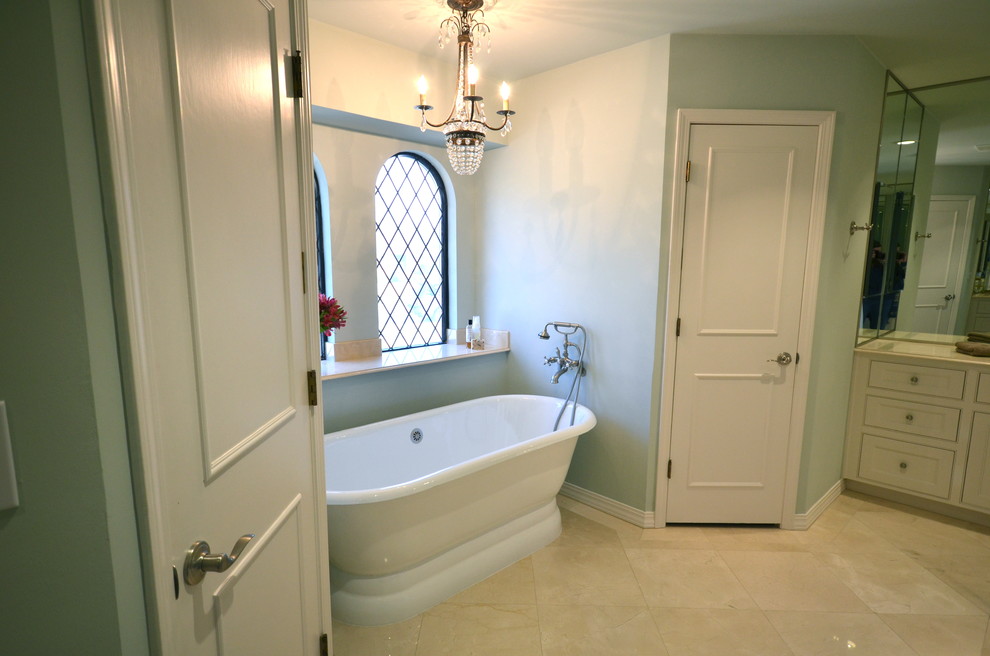 Стильный дизайн: большая главная ванная комната в классическом стиле с фасадами в стиле шейкер, белыми фасадами, бежевой плиткой, мраморной столешницей, отдельно стоящей ванной, душем в нише, раздельным унитазом, плиткой из травертина, зелеными стенами, монолитной раковиной, бежевым полом, душем с распашными дверями и полом из известняка - последний тренд