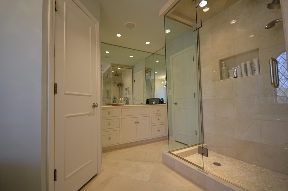 Inredning av ett klassiskt stort en-suite badrum, med skåp i shakerstil, vita skåp, ett fristående badkar, en dusch i en alkov, en toalettstol med separat cisternkåpa, beige kakel, travertinkakel, gröna väggar, marmorgolv, ett integrerad handfat, marmorbänkskiva, beiget golv och dusch med gångjärnsdörr