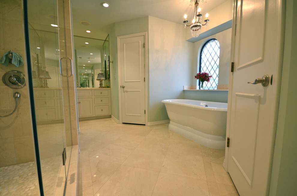 Foto på ett stort vintage en-suite badrum, med skåp i shakerstil, vita skåp, ett fristående badkar, en dusch i en alkov, en toalettstol med separat cisternkåpa, beige kakel, travertinkakel, gröna väggar, marmorgolv, ett integrerad handfat, marmorbänkskiva, beiget golv och dusch med gångjärnsdörr