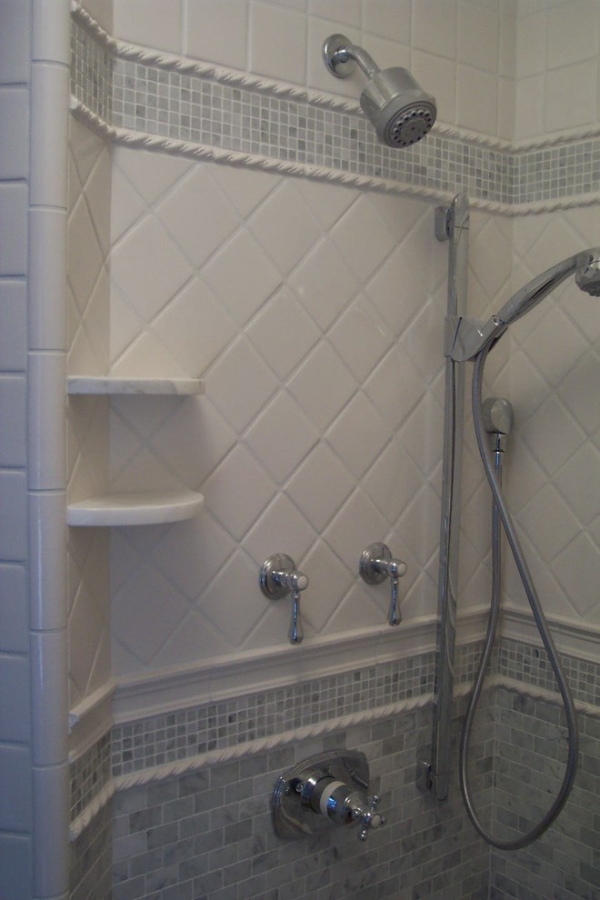 Idée de décoration pour une salle de bain tradition avec un placard à porte affleurante, des portes de placard blanches et un plan de toilette en marbre.