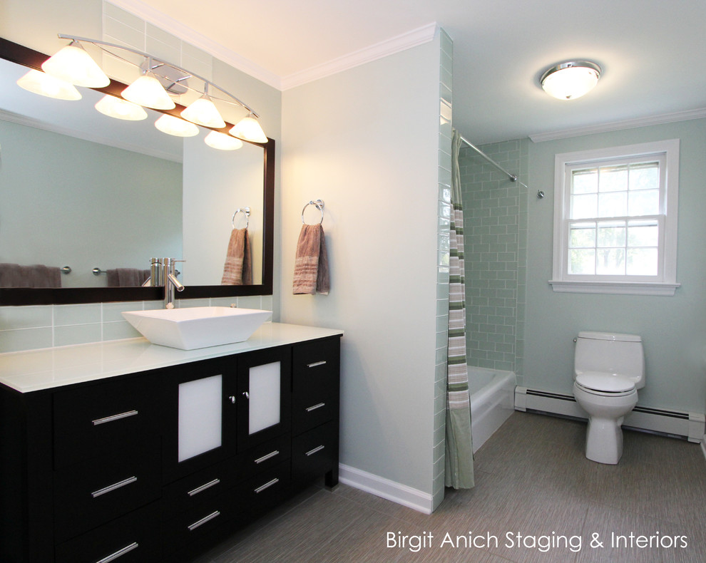 Стильный дизайн: ванная комната в современном стиле с плоскими фасадами, черными фасадами, стеклянной столешницей, бежевой плиткой, стеклянной плиткой, зелеными стенами и полом из керамической плитки - последний тренд