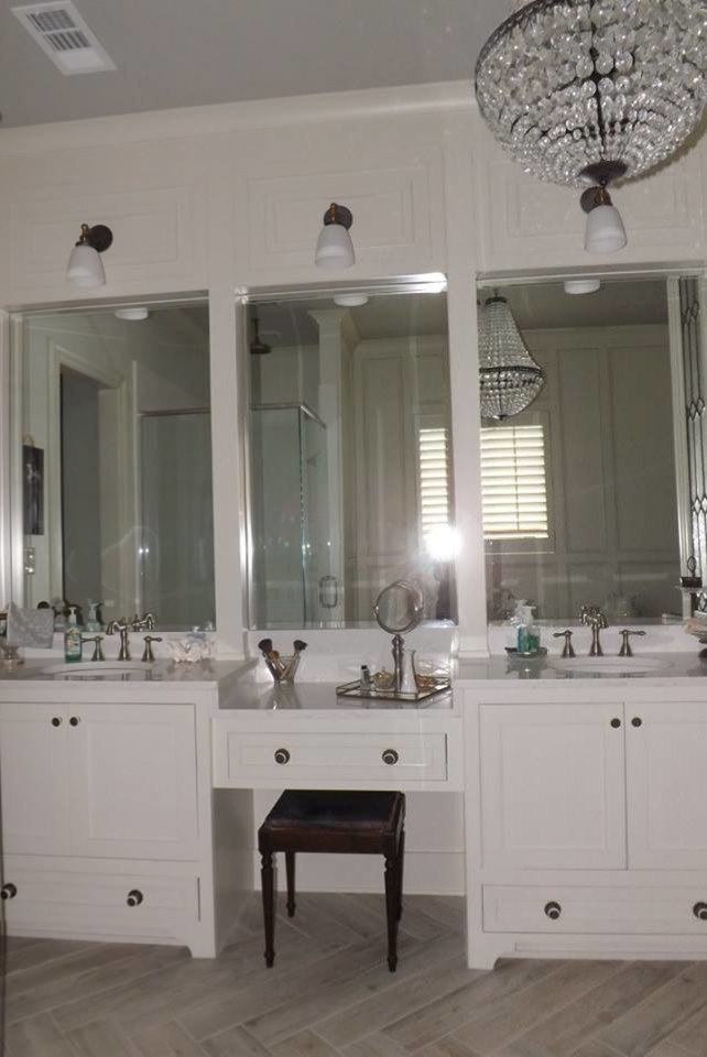 Exemple d'une salle de bain principale chic de taille moyenne avec un placard à porte shaker, des portes de placard blanches, un mur blanc, sol en stratifié, un lavabo encastré, un plan de toilette en surface solide et un sol gris.