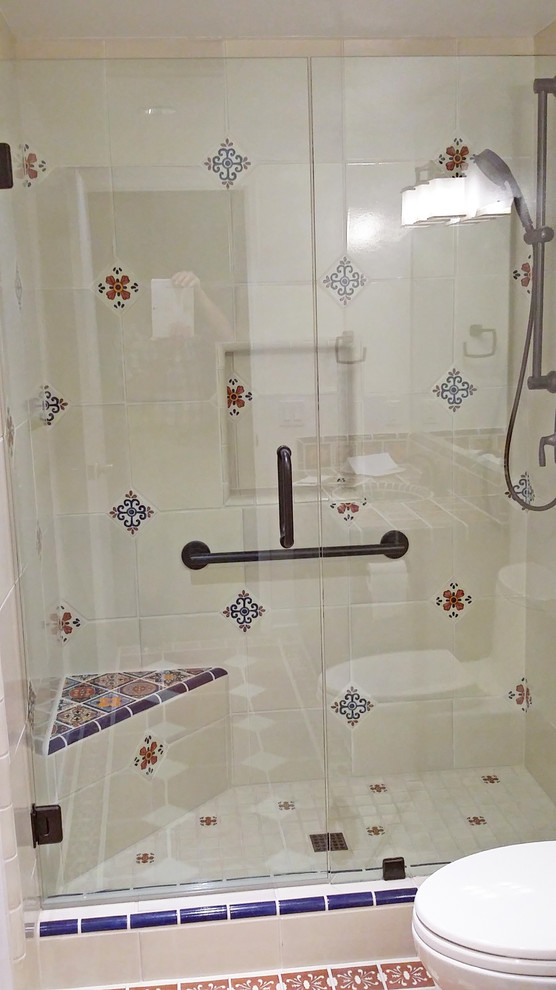 Kleines Klassisches Badezimmer En Suite mit Schrankfronten im Shaker-Stil, braunen Schränken, Terrakottafliesen und gefliestem Waschtisch in Orange County