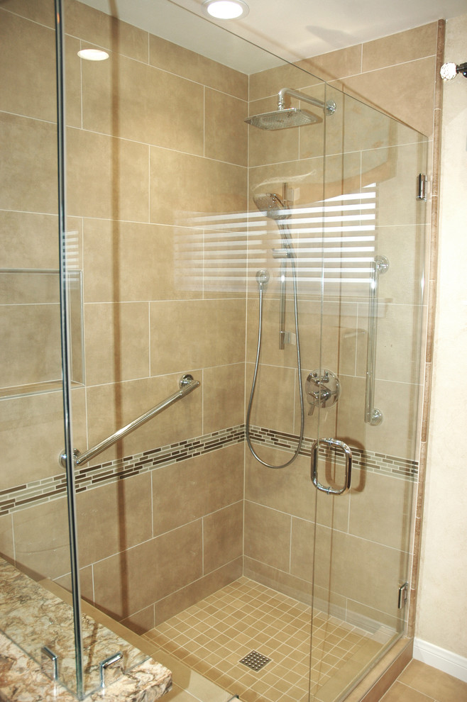 Modelo de cuarto de baño principal contemporáneo de tamaño medio con ducha esquinera, baldosas y/o azulejos beige, baldosas y/o azulejos de porcelana y encimera de cuarzo compacto